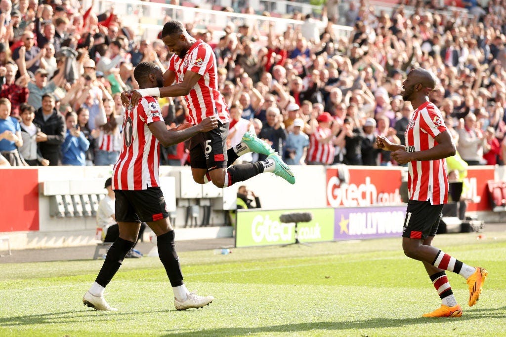 Brentford's players celebrating a goal as they beat Nottm Forest 2-1