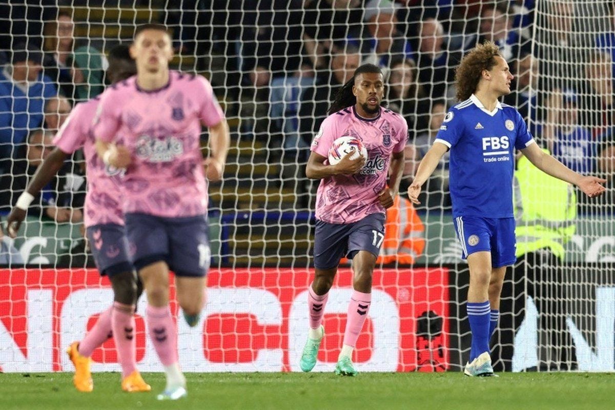 Everton players celebrate