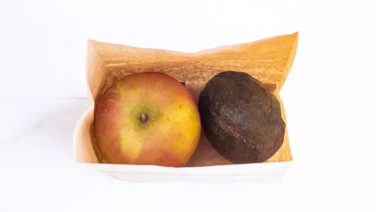 Wrapping an avocado in a paper bag together with an ethylene-producing fruit