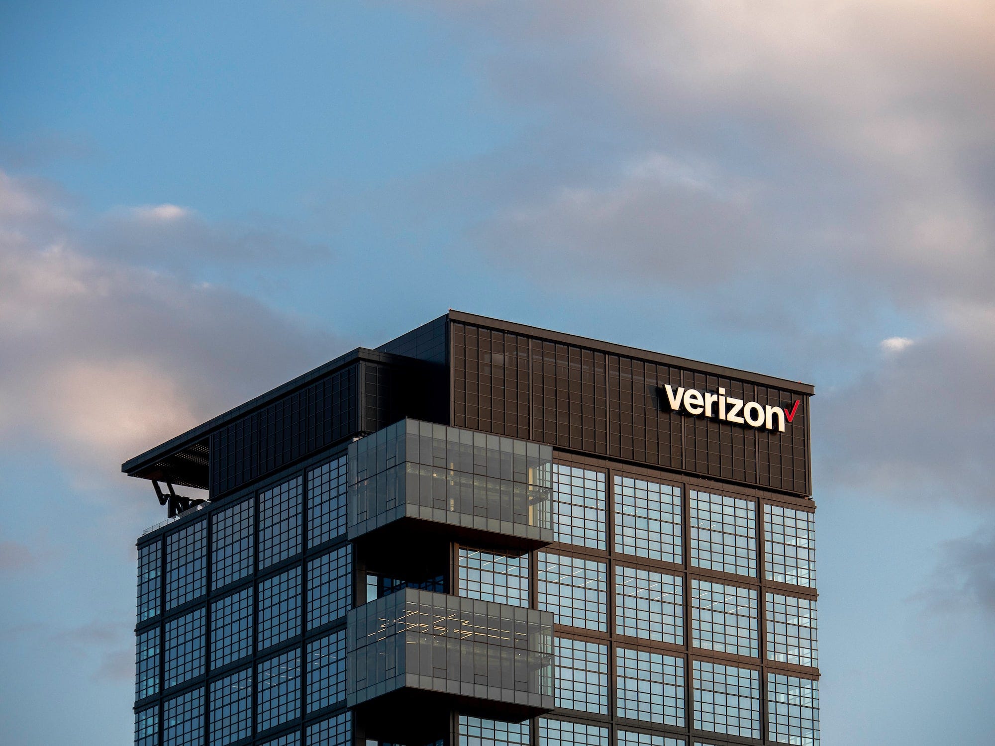 An image of the Verizon Building in Boston