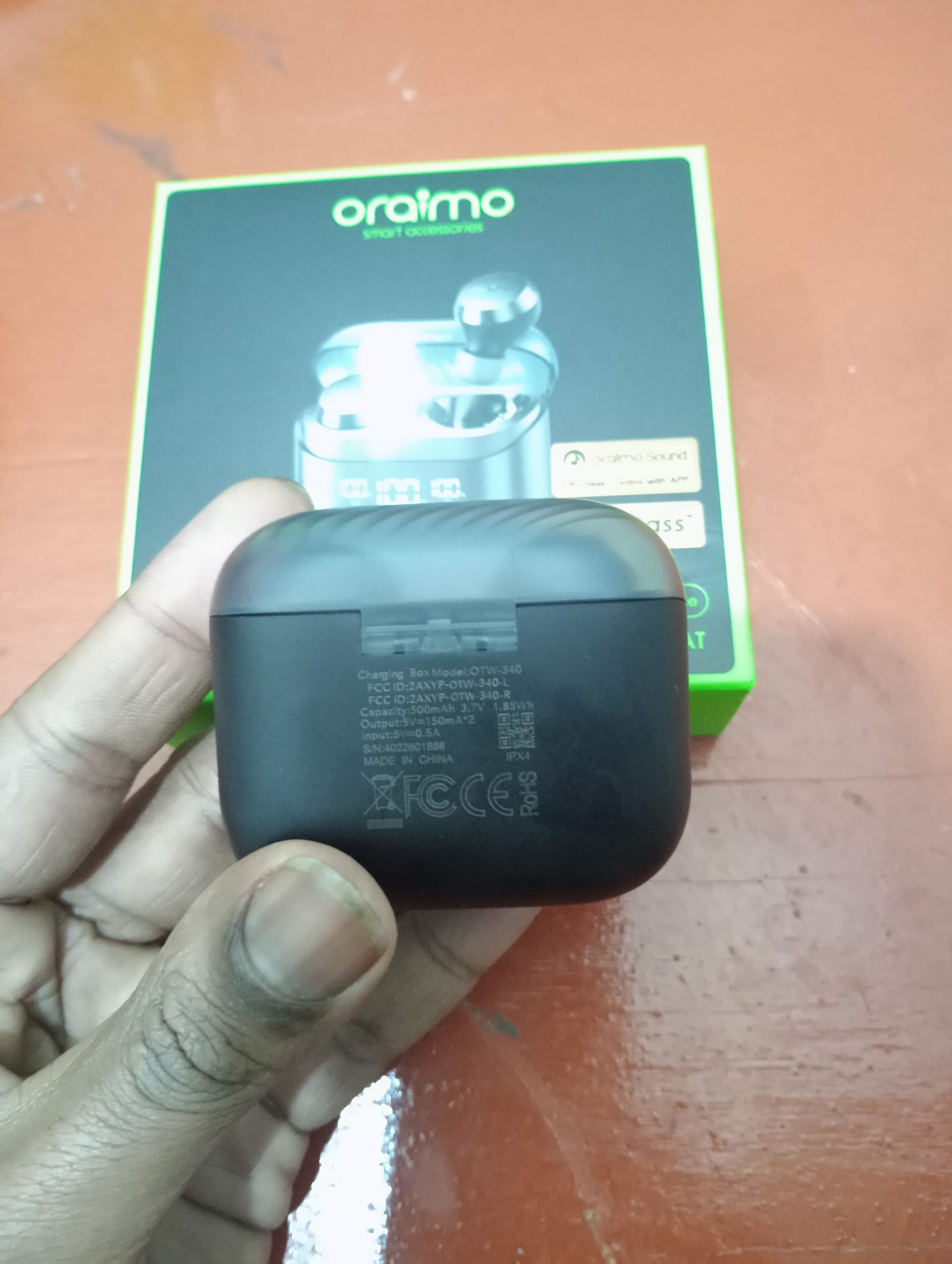 The Oraimo Airbuds 4 ENC TWS Earbuds' charging case has a 500mAh battery | Oraimo Airbuds 4 ENC True Wireless Earbuds Review | Mania Tech