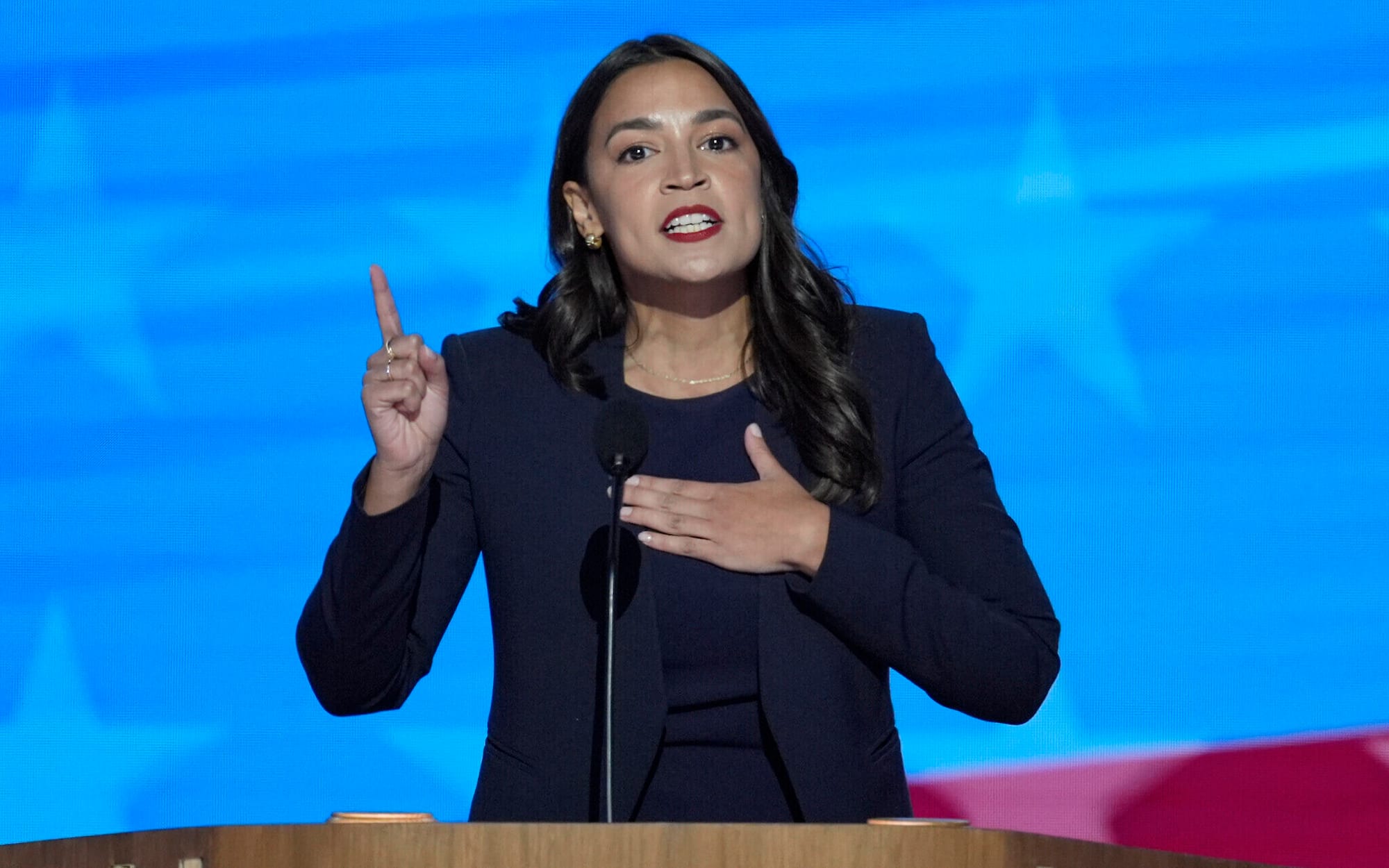 AOC emphasized Kamala Harris' commitment to working families and criticized Trump's elitism | Unforgettable Highlights of the 2024 Democratic National Convention | Mania Politics