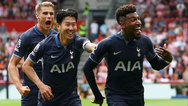 Tottenham players celebrating a goal