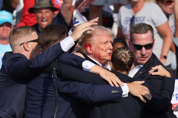 Secret Service agents covering Trump who was shot in a foiled assassination attempt | Trump Rally Shooting | Mania Africa